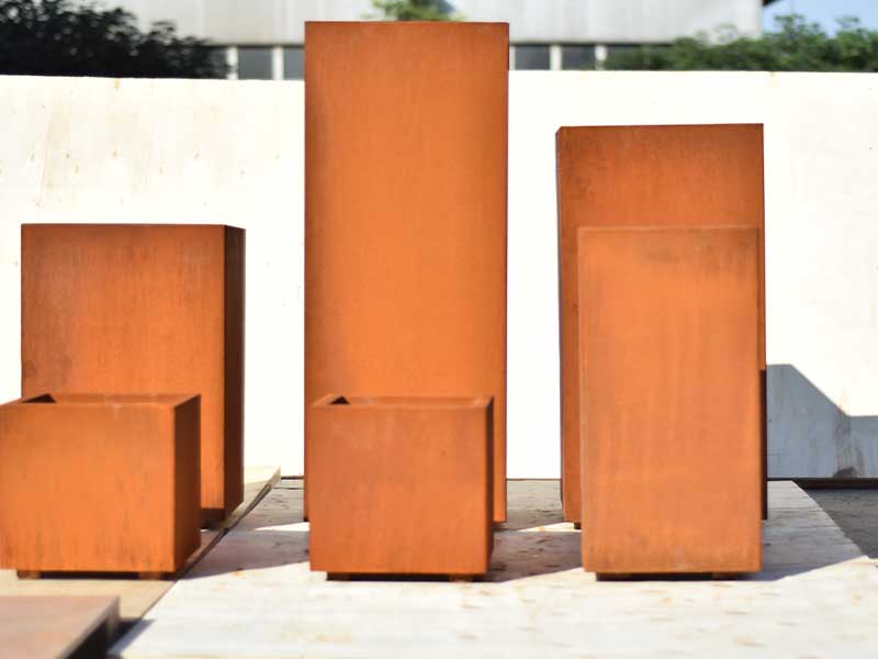 <h3>Creating Instant Rusted Patina on a Corten Steel Planter</h3>
